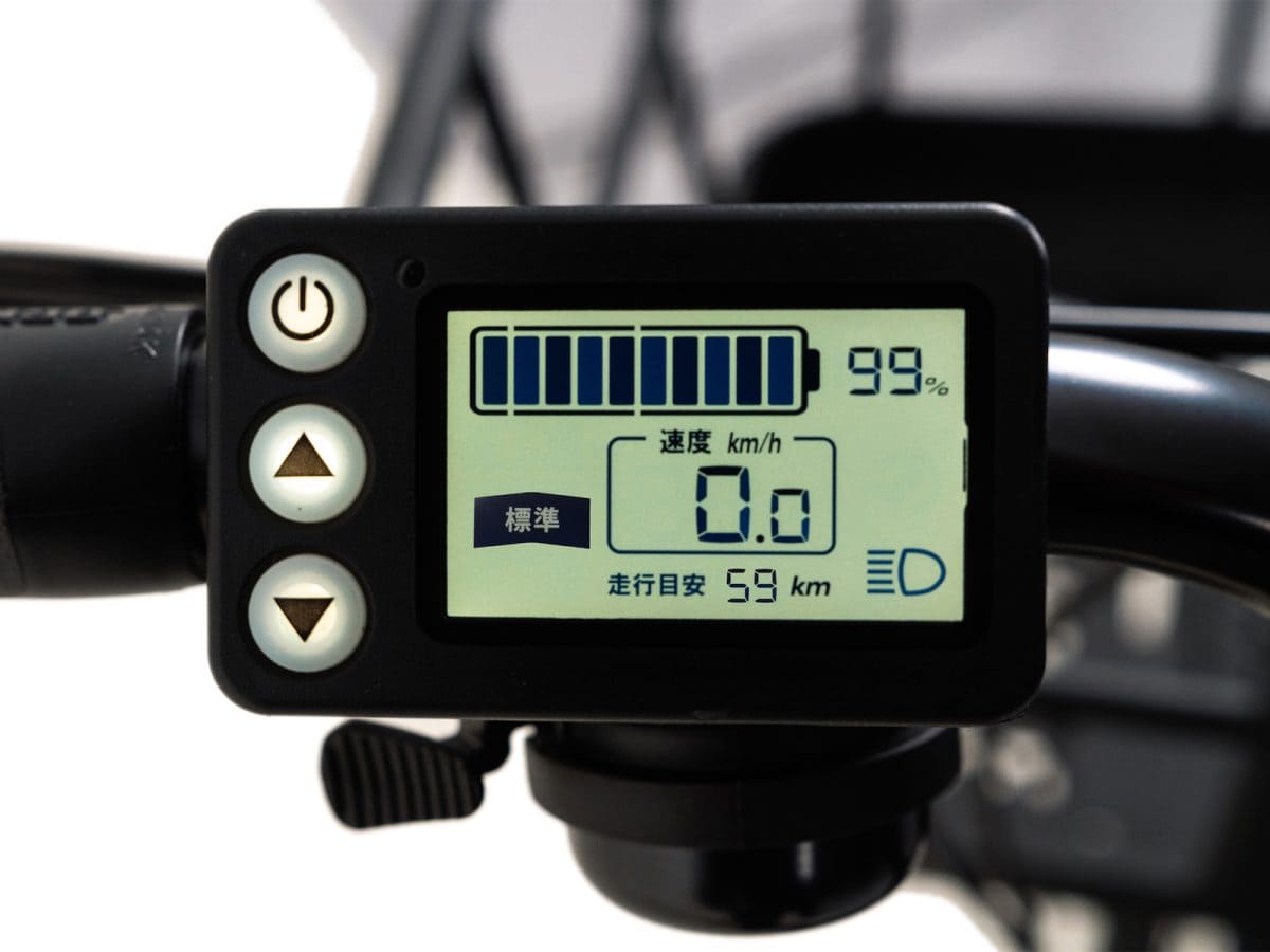 スピードや走行可能距離が一目で分かる液晶スイッチパネル