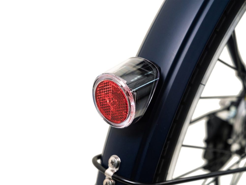 周囲が暗くなるとリフレクター部分が全体的に発光し、後方車両に存在をアピールしてくれるソーラーテールライト