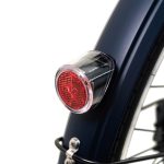 周囲が暗くなるとリフレクター部分が全体的に発光し、後方車両に存在をアピールしてくれるソーラーテールライト