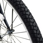 走行安定性にも優れる幅広タイヤ