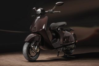 【220万円のベスパ】最高峰「946」の“午年”限定車が美しすぎる！栗毛色のボディに本革シート…まさに“動く芸術作品”