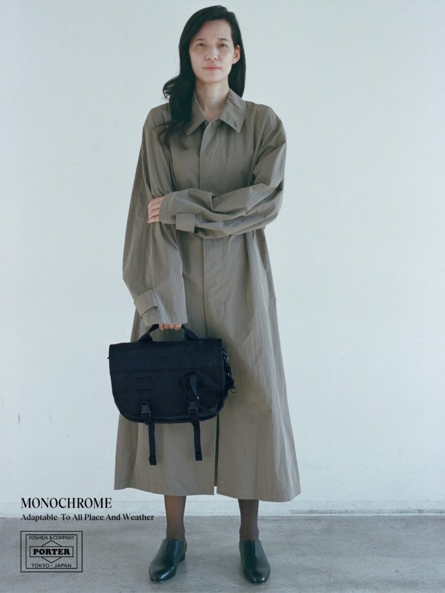 PORTER「MONOCHROME メッセンジャーバッグ（S）」￥93,500／2色展開