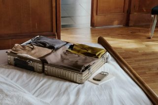 【至高のアルミラゲージ】リモワ「クラシック」の新色が美しすぎる。チタニウム×黒革が放つ圧倒的な品格