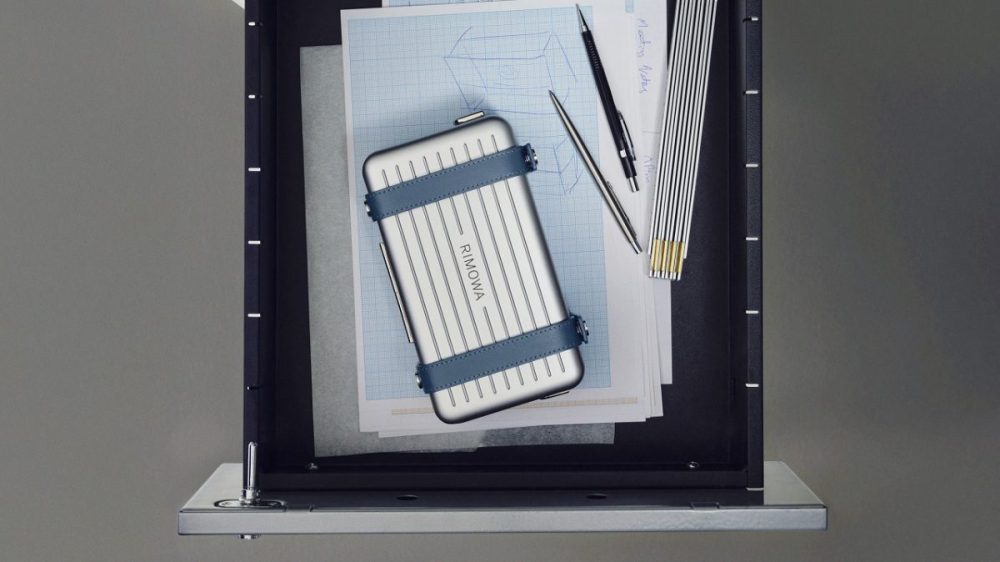 リモワ「Personal クロスボディバッグ パウダーブルー」¥250,800/H13×W21.5×D7㎝