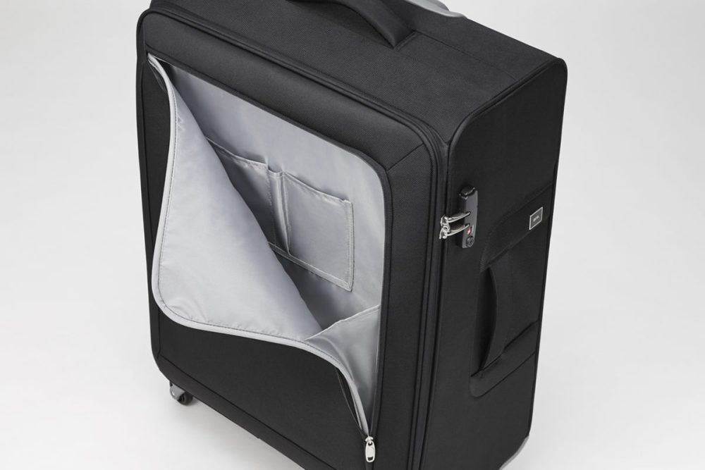 細々とした荷物の出し入れに便利な、大きなフロントポケットを装備