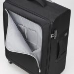 細々とした荷物の出し入れに便利な、大きなフロントポケットを装備