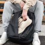 フロントコンパートメントの開口部は幅広のジッパー仕様で大きく開き、内部にはポケットも配置。毎日の持ち運びから急に増えてしまった荷物にも対応できる、十分な収納力と拡張性を備えている