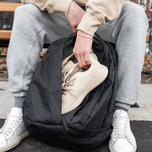 フロントコンパートメントの開口部は幅広のジッパー仕様で大きく開き、内部にはポケットも配置。毎日の持ち運びから急に増えてしまった荷物にも対応できる、十分な収納力と拡張性を備えている