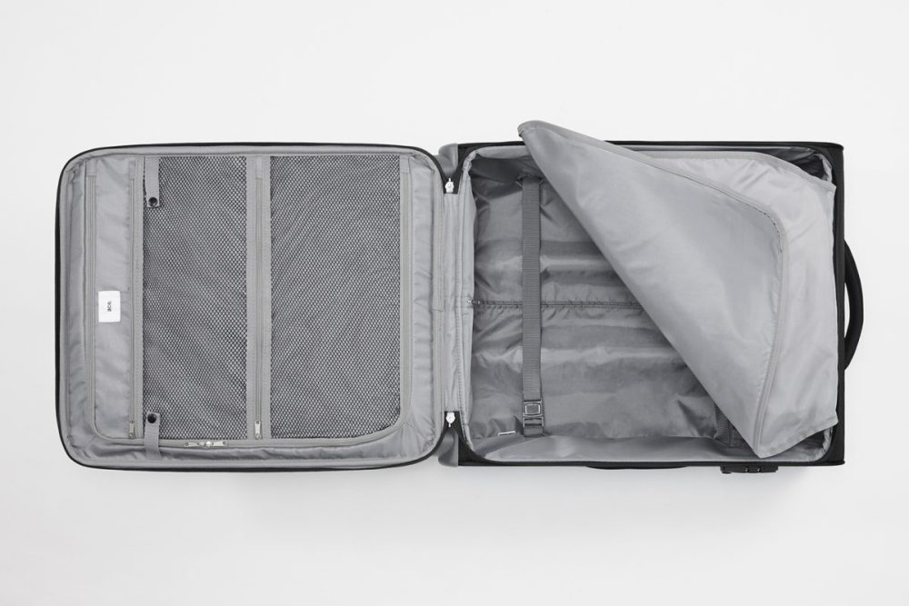 奥行きを活かした広々としたメインスペースを備え、ふた側には小物類を整理しやすい大型ポケットを配置