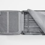 奥行きを活かした広々としたメインスペースを備え、ふた側には小物類を整理しやすい大型ポケットを配置