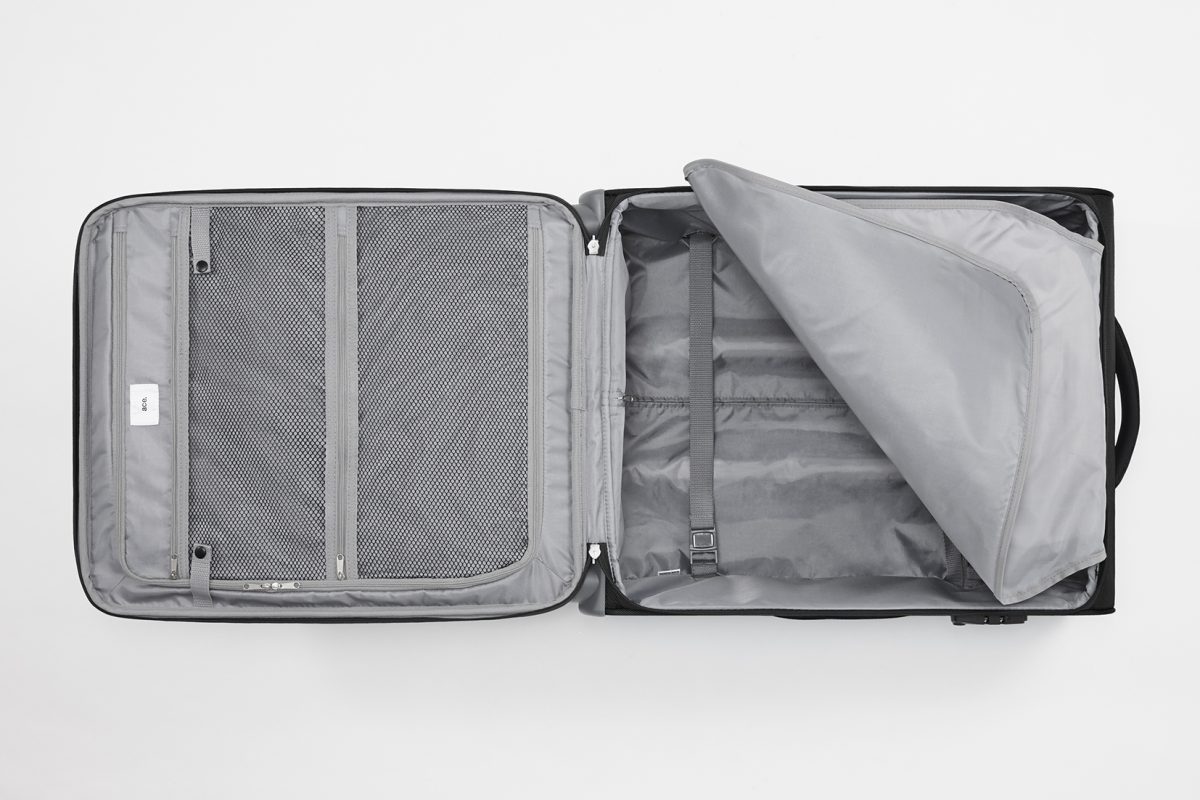 奥行きを活かした広々としたメインスペースを備え、ふた側には小物類を整理しやすい大型ポケットを配置