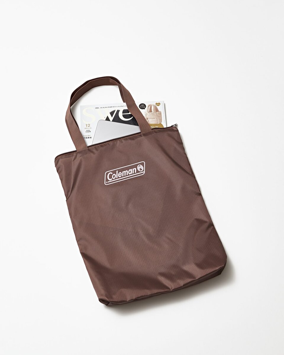 sweet2月号付録 コールマンのトートバッグの収納例。パソコンや雑誌を入れた様子