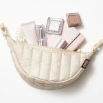 sweet2月号付録 コールマンのクロワッサン形ポーチ。マチ付きで小物が入る