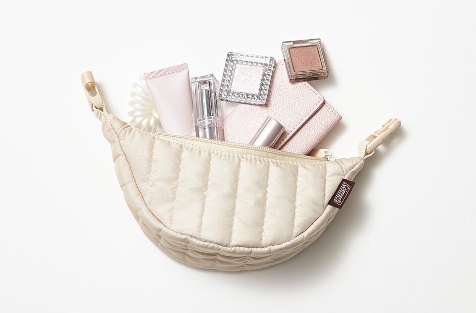 sweet2月号付録 コールマンのクロワッサン形ポーチ。マチ付きで小物が入る