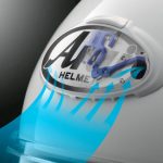 どんなライディングでもバランス良く機能するよう設計されているフロントロゴダクト