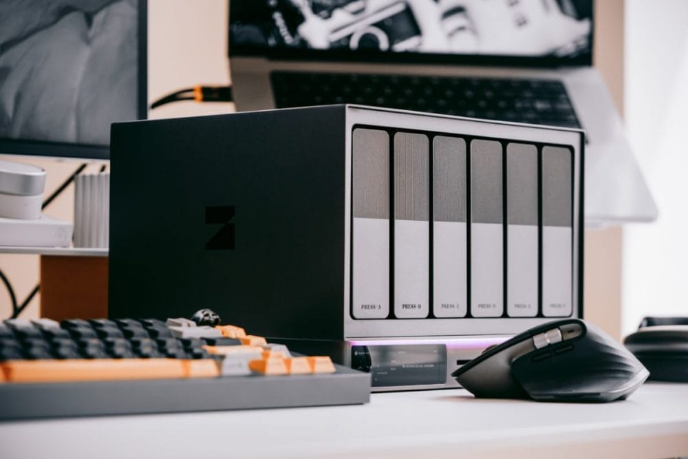 ハードディスクが故障しても、RAIDによるバックアップ機能で大切なデータはしっかり守られます