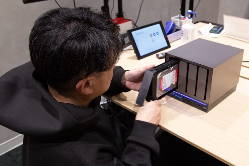 専門知識はいっさい不要。誰でもすぐに使いこなせる“優しいNAS”です