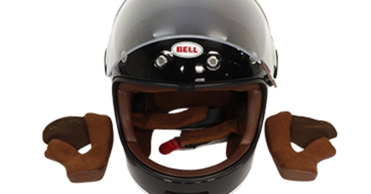 本国オリジナルモデルを日本人(アジア人)の頭の形状にフィットするように内装の改良が行われている