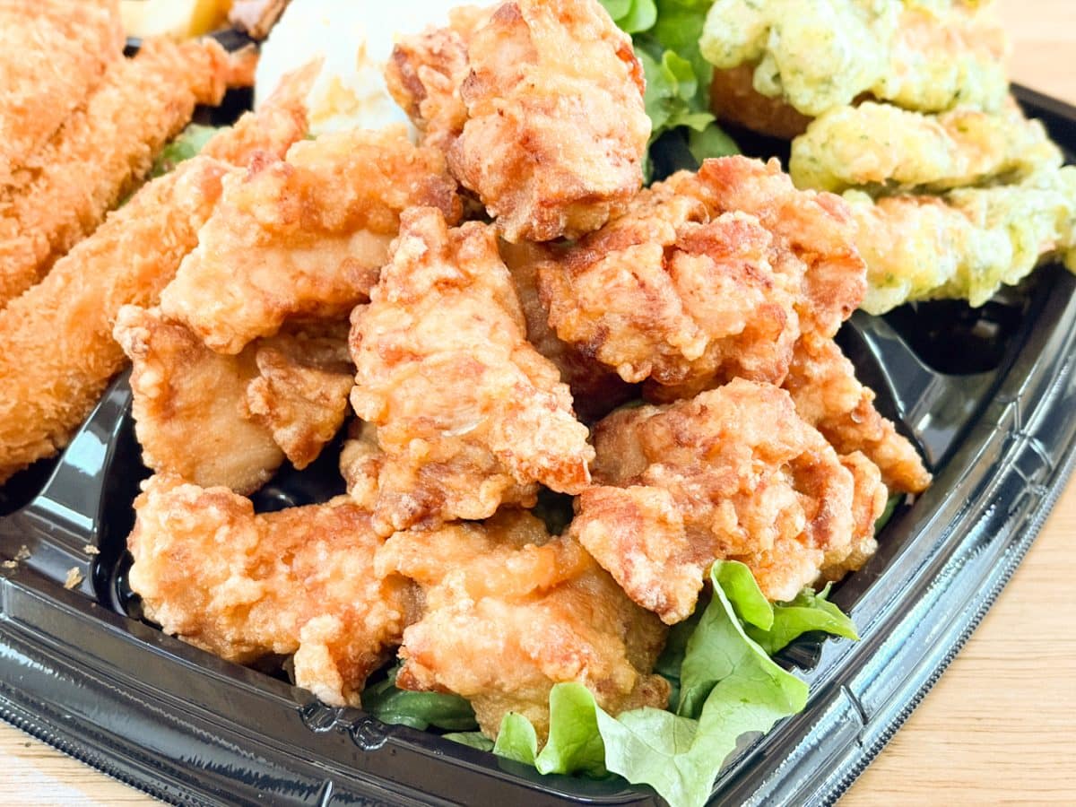 パッケージの体積を一番占有しているのが唐揚げで、9個入りでした