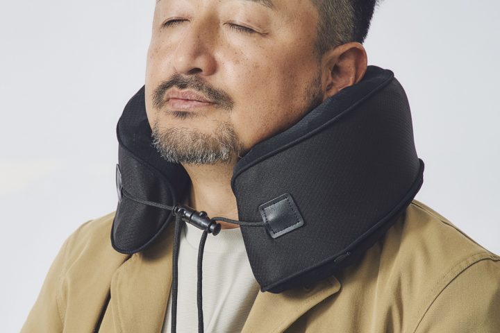 【15分仮眠が爆睡レベルに?】黒いぷるぷるで姿勢も整う「ヒツジのいらないネックピロー」がデスクワークの救世主/No.1モノ雑誌編集長のお墨付き『コレ買いです』Vol.148