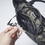 フロント上部に小型のオープンポケットを設けている