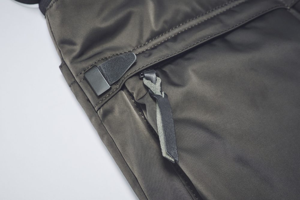 付属部にレザーやメタルが使われている