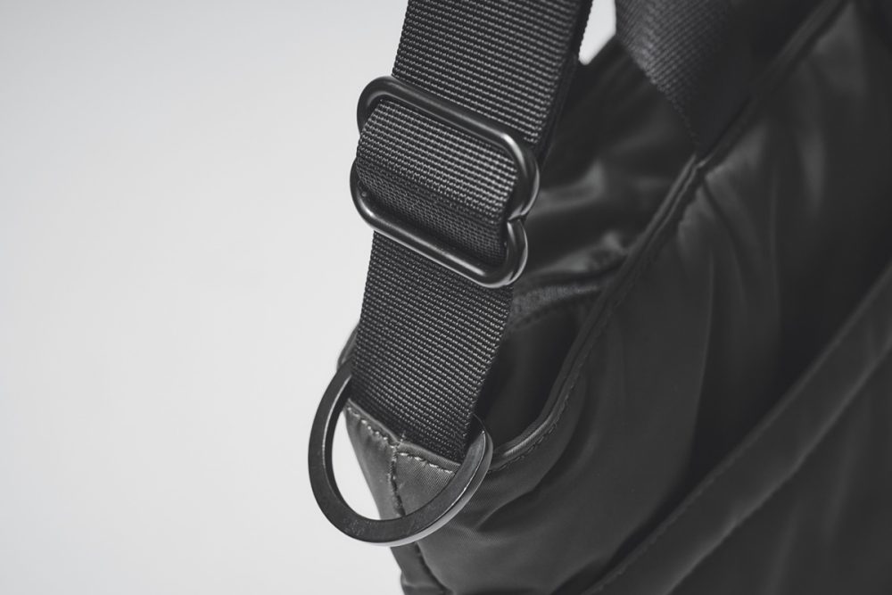 付属部にレザーやメタルが使われている