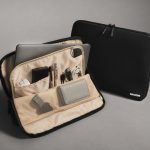 外装はブラックだが、内装はベージュなので視認性が高い