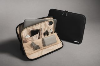 【Incaseが付録!?】1390円でPCもケーブルもこれ1つ。働き世代を救う「最強整理マルチケース」が万能すぎる