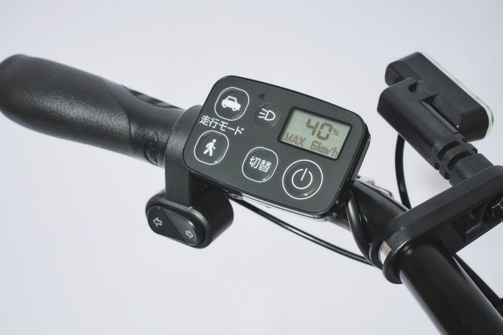 操作部には液晶画面も設けられ、走行中は速度を、停止中はバッテリー残量を表示