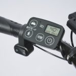 操作部には液晶画面も設けられ、走行中は速度を、停止中はバッテリー残量を表示