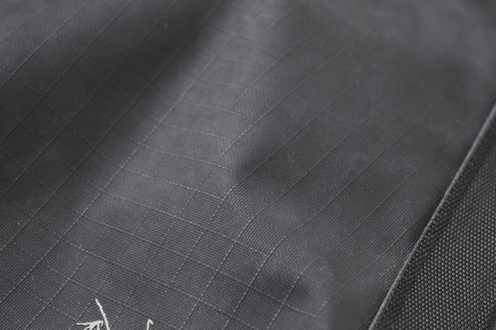 使われているのは、N400r-AC2ナイロンリップストップ素材