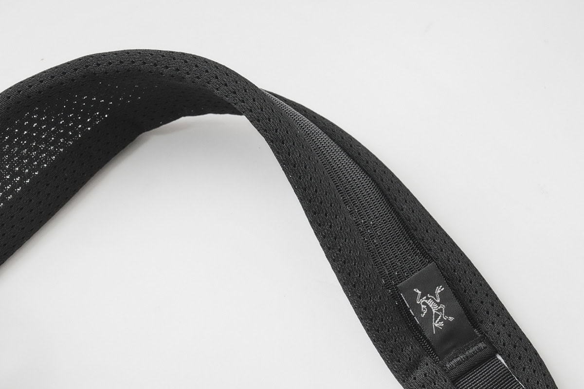 ショルダーストラップもアークテリクスらしいディテール