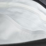 内ポケットには伸縮する素材を使用