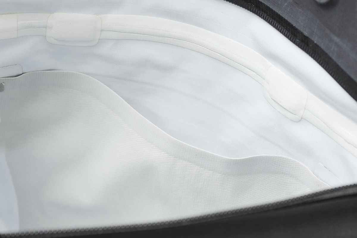 内ポケットには伸縮する素材を使用