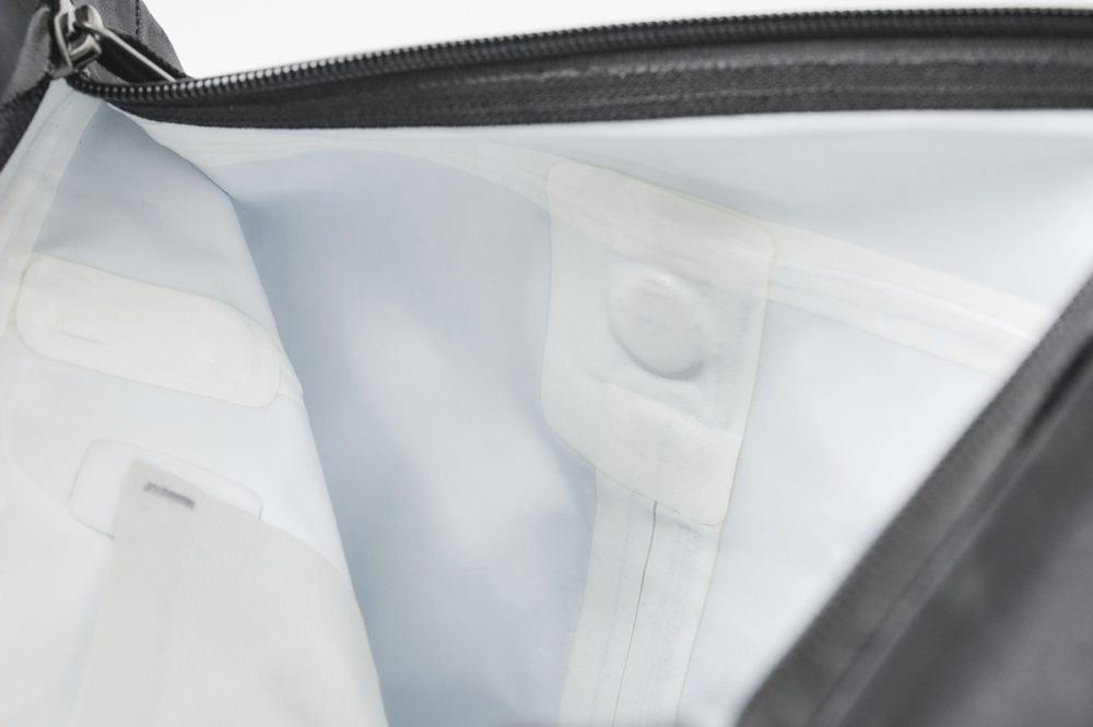 生地の圧着もシームテープも完璧