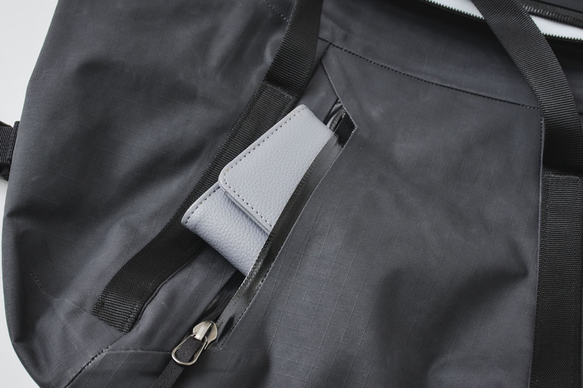 フロントポケットも用意