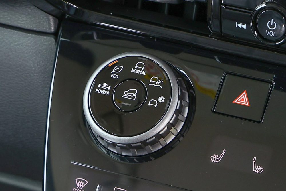 「パワー「」エコ「」ノーマル」の他4WDモデル専用の「グラベル」「スノー」が選べるモードセレクターを初装備