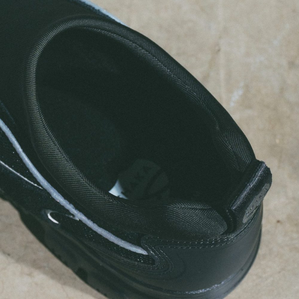 ヒールのプルストラップで着脱をサポート