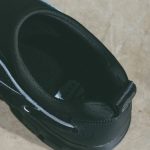 ヒールのプルストラップで着脱をサポート