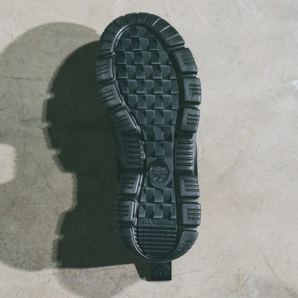 高耐久・高グリップのALL-TERRAINアウトソールで街歩きからアウトドアまで対応