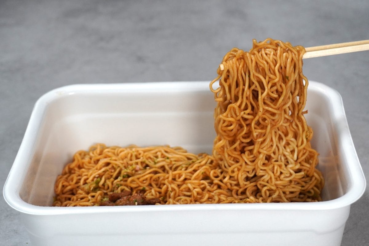 必食級ペヤング爆誕】レトルト具材の破壊力が凄まじい！ファミマ限定