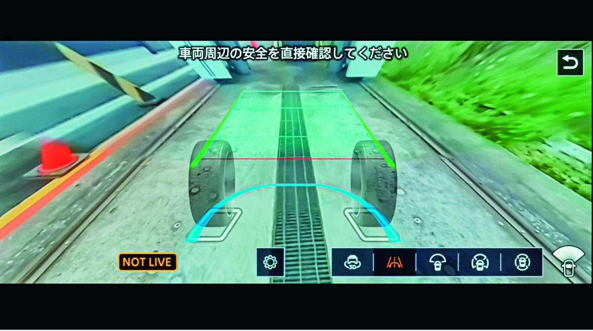 グレードにより路面を見られるシースルービューを装備する