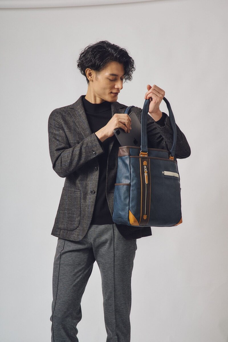 ハンドルが長めで肩に掛けたまま出し入れできた！