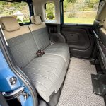 シート生地は上質なソファのごとき撥水表皮を採用する