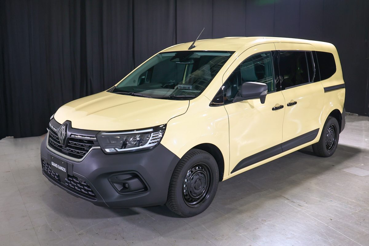 グラン(大きい)ということで、2列シートの標準ボディに対して、全長を420mmも延長している