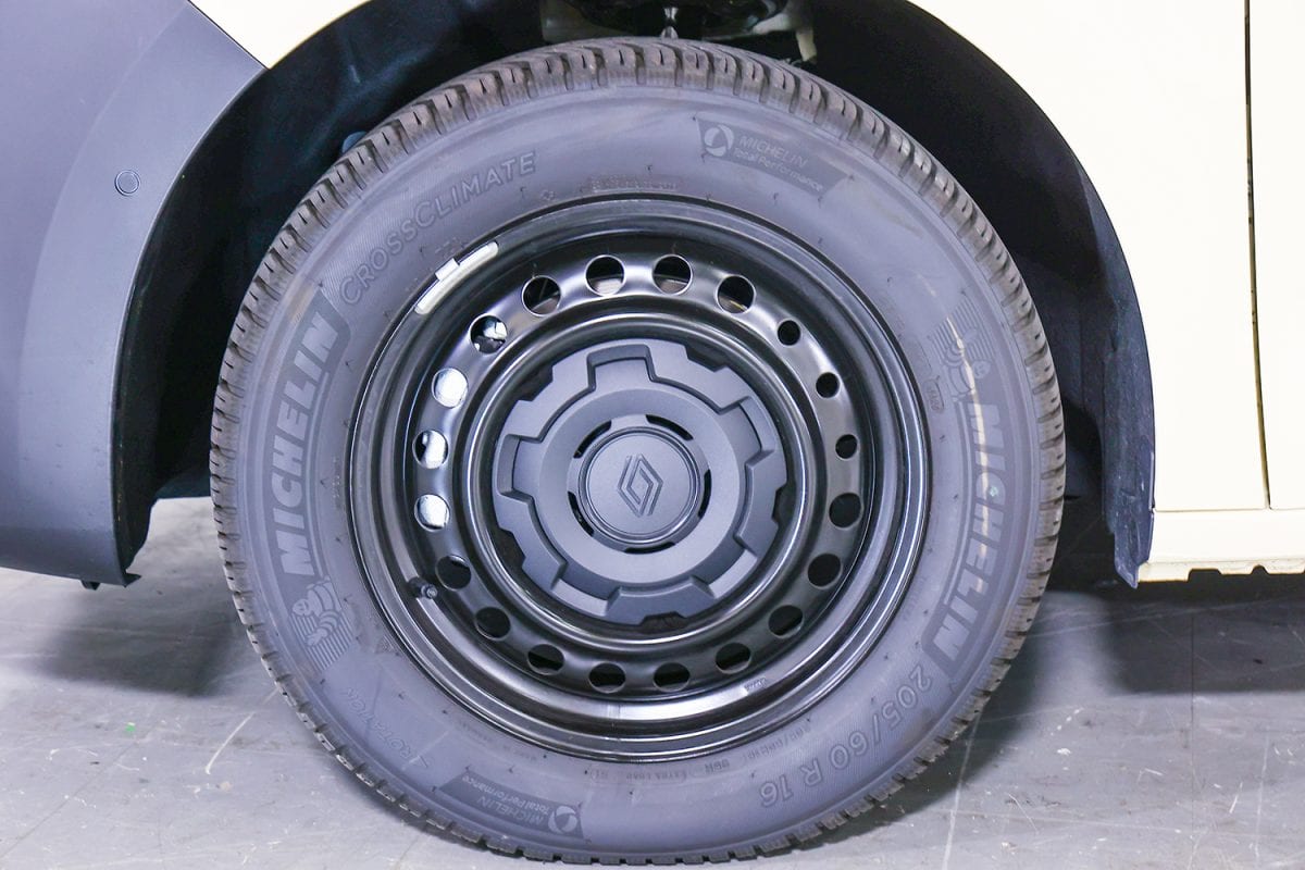オールシーズンタイヤを標準装備。撮影車はミシュランのクロスクライメート
