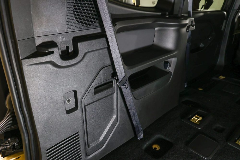 3列目の収納は乗員が使う場合だけでなく、ラゲッジとして使った場合の棚としても活用できるようになっていて重宝する