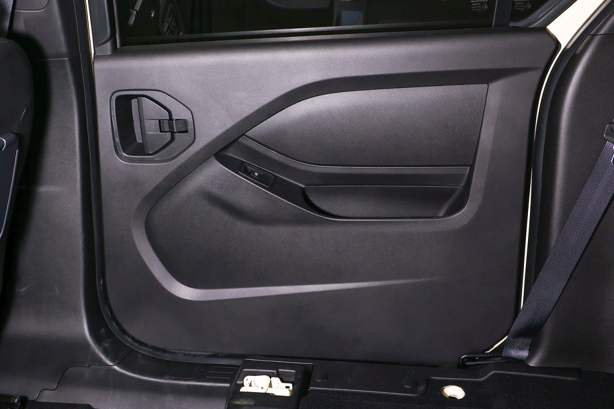 2列目だと、ドアの内側には大ぶりのポケットがある