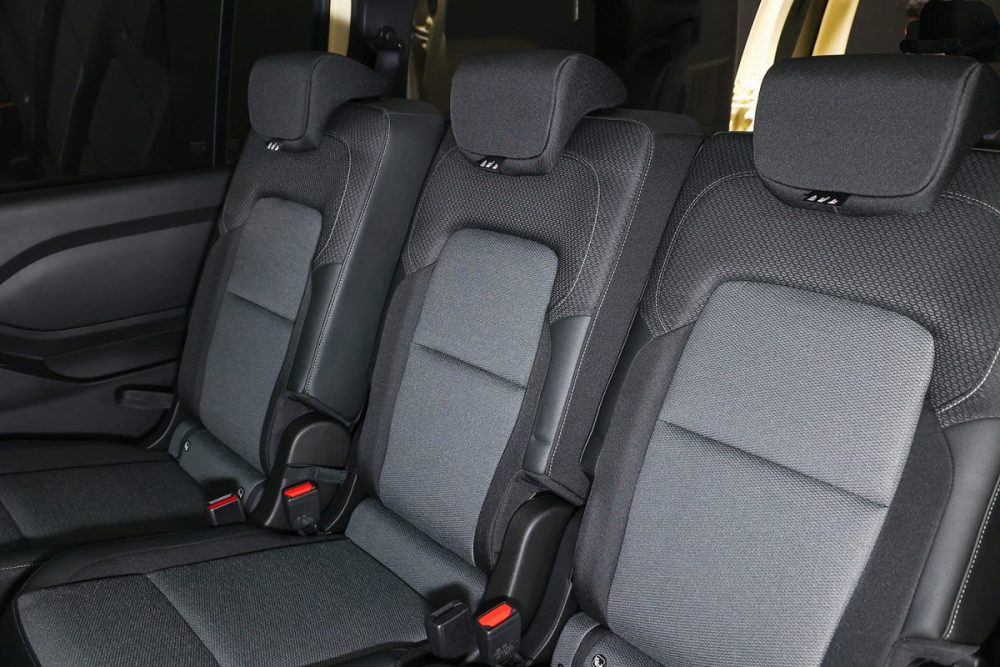 シートそのものはどれも一般的なサイズで、2列目の真ん中だけ小さいということもない